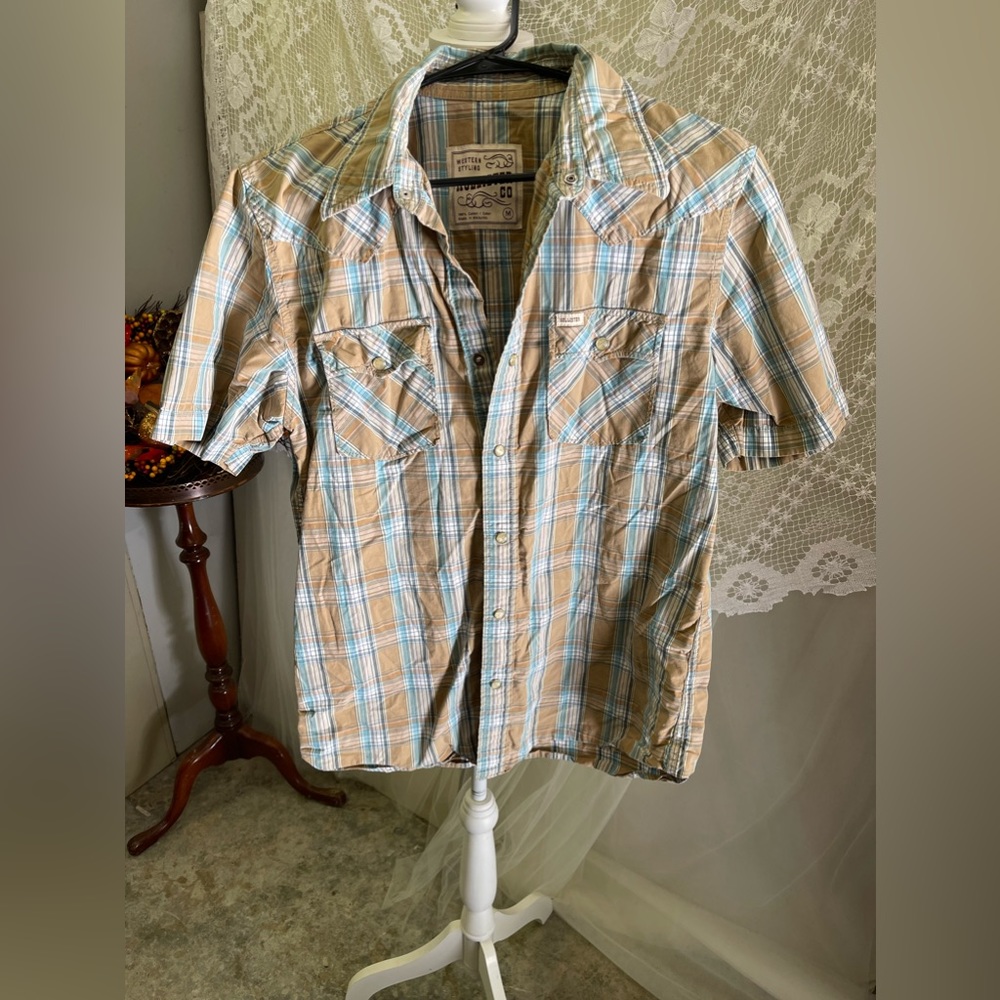Hollister Short Sleeve button up - Picture 1 of 3
